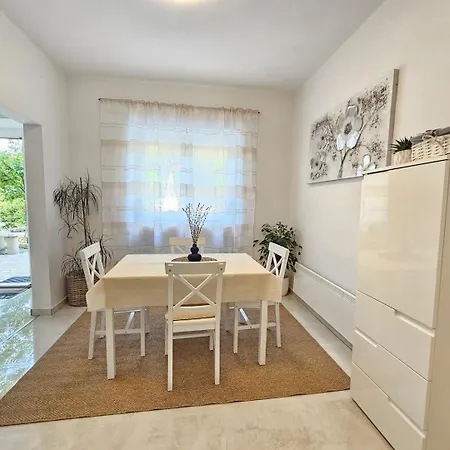 Apartment Melita Nv - With Terrace, 200 M From The Novi Vinodolski
