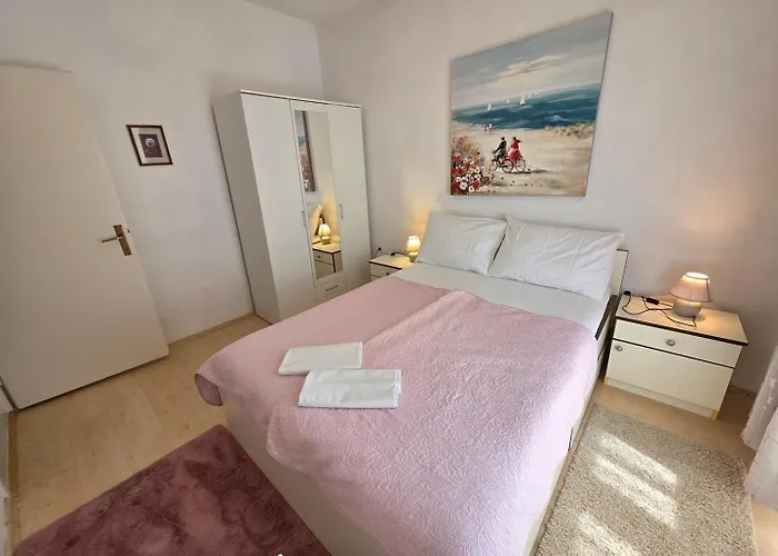 Melita Nv - With Terrace, 200 M From The Novi Vinodolski