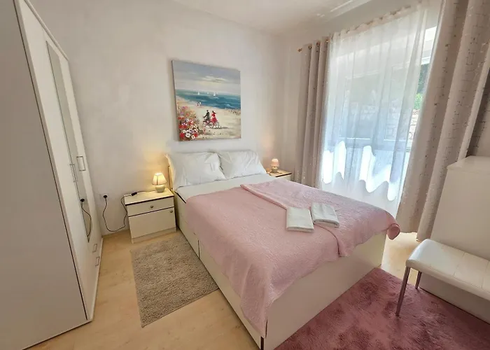 Melita Nv - With Terrace, 200 M From The Novi Vinodolski