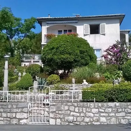 Melita - With Terrace, 200 M From The Apartment Novi Vinodolski