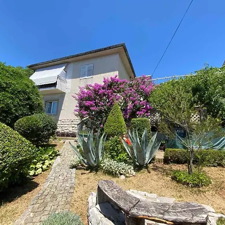 Melita - With Terrace, 200 M From The Novi Vinodolski