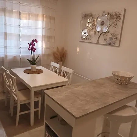 Melita - With Terrace, 200 M From The * Novi Vinodolski