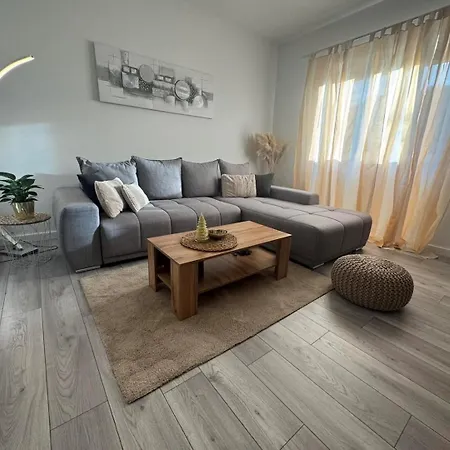 Melita - With Terrace, 200 M From The Novi Vinodolski