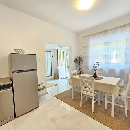 Melita - With Terrace, 200 M From The Apartment Novi Vinodolski