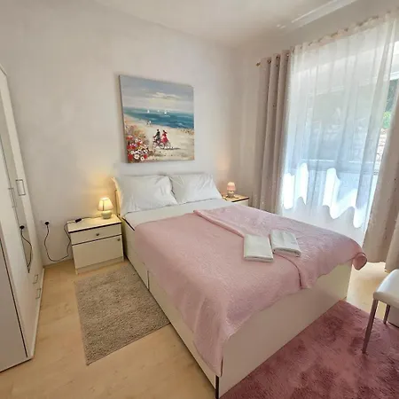 Melita - With Terrace, 200 M From The Novi Vinodolski